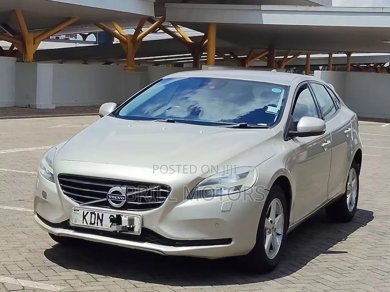 Volvo V40 2016 Gold