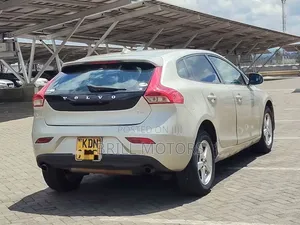 Volvo V40 2016 Gold