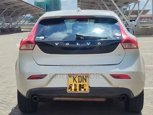 Volvo V40 2016 Gold