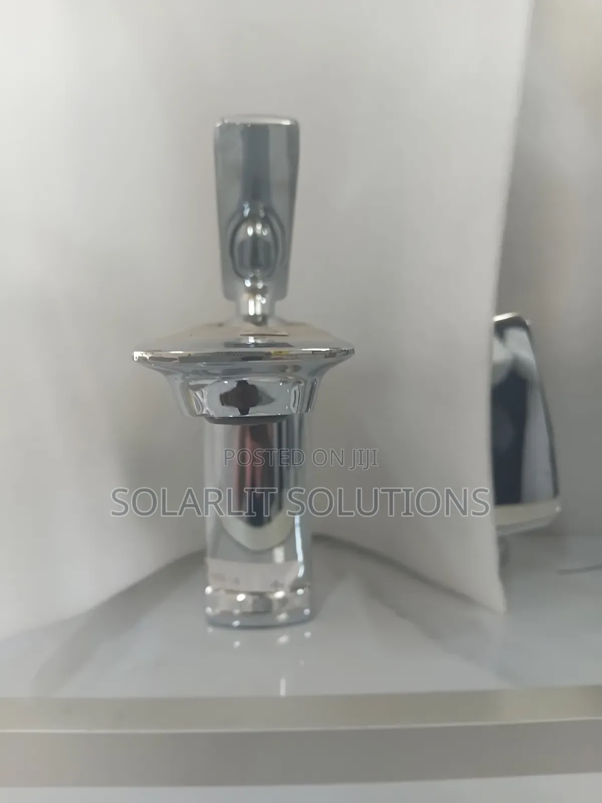 Modern Chrome Single-Handle Bathroom Basin Mixer Tap Model 10156-4