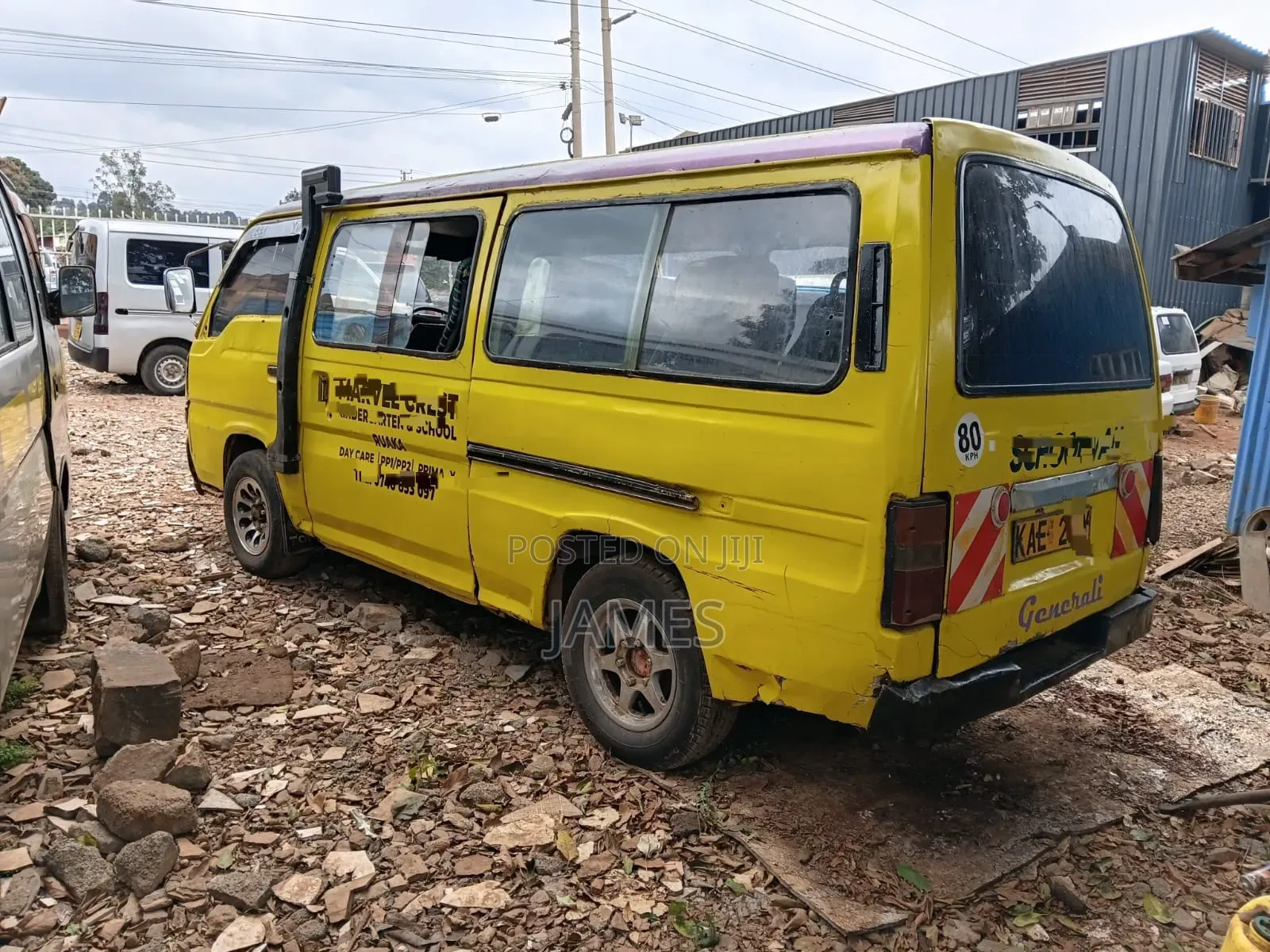Nissan Caravan (Urvan) 1995 Yellow
