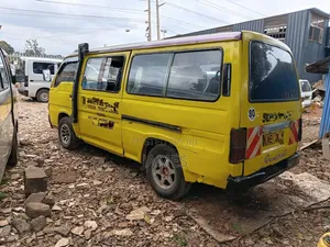 Nissan Caravan (Urvan) 1995 Yellow