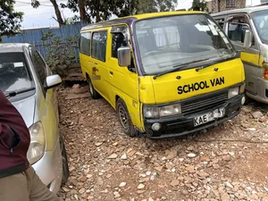 Nissan Caravan (Urvan) 1995 Yellow