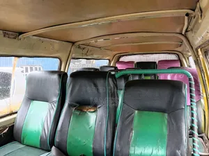 Nissan Caravan (Urvan) 1995 Yellow