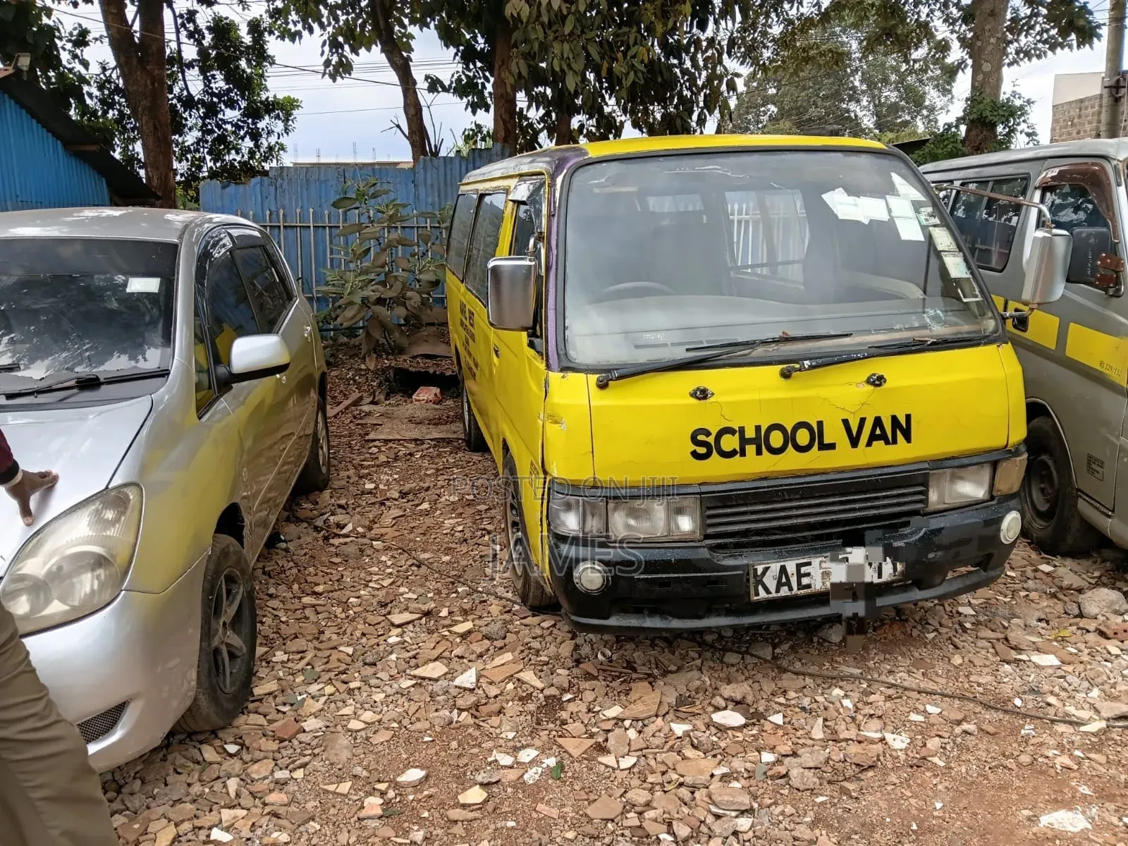 Nissan Caravan (Urvan) 1995 Yellow
