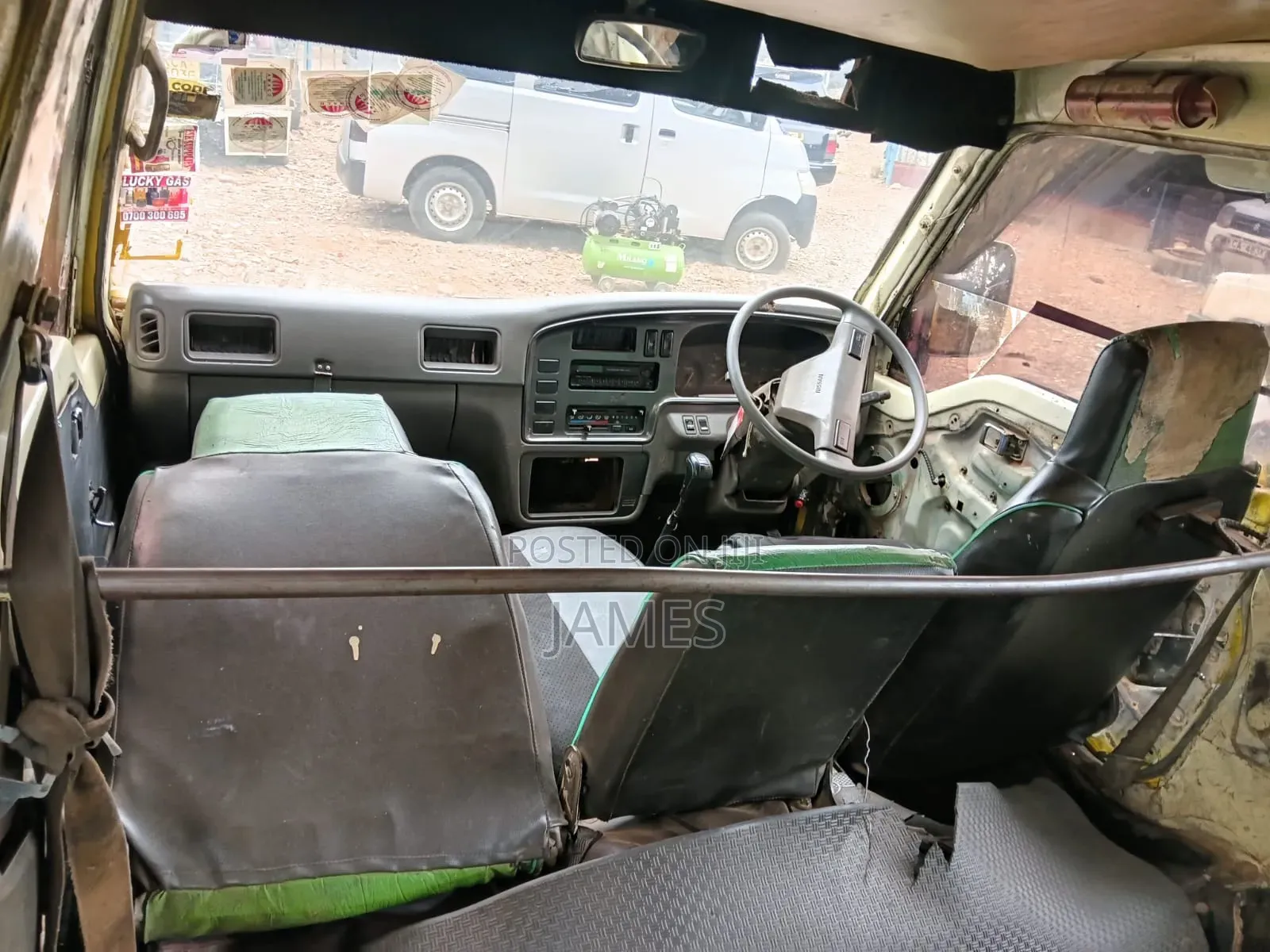 Nissan Caravan (Urvan) 1995 Yellow