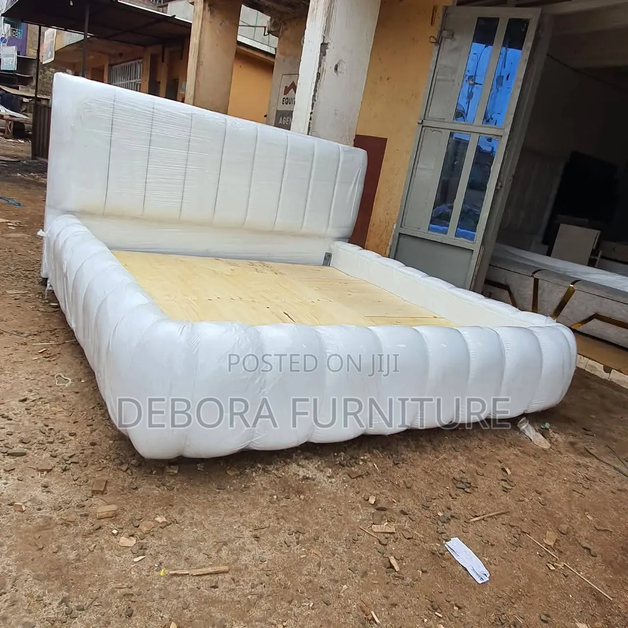 White Square Bubble Bed With Chanel Fitting
