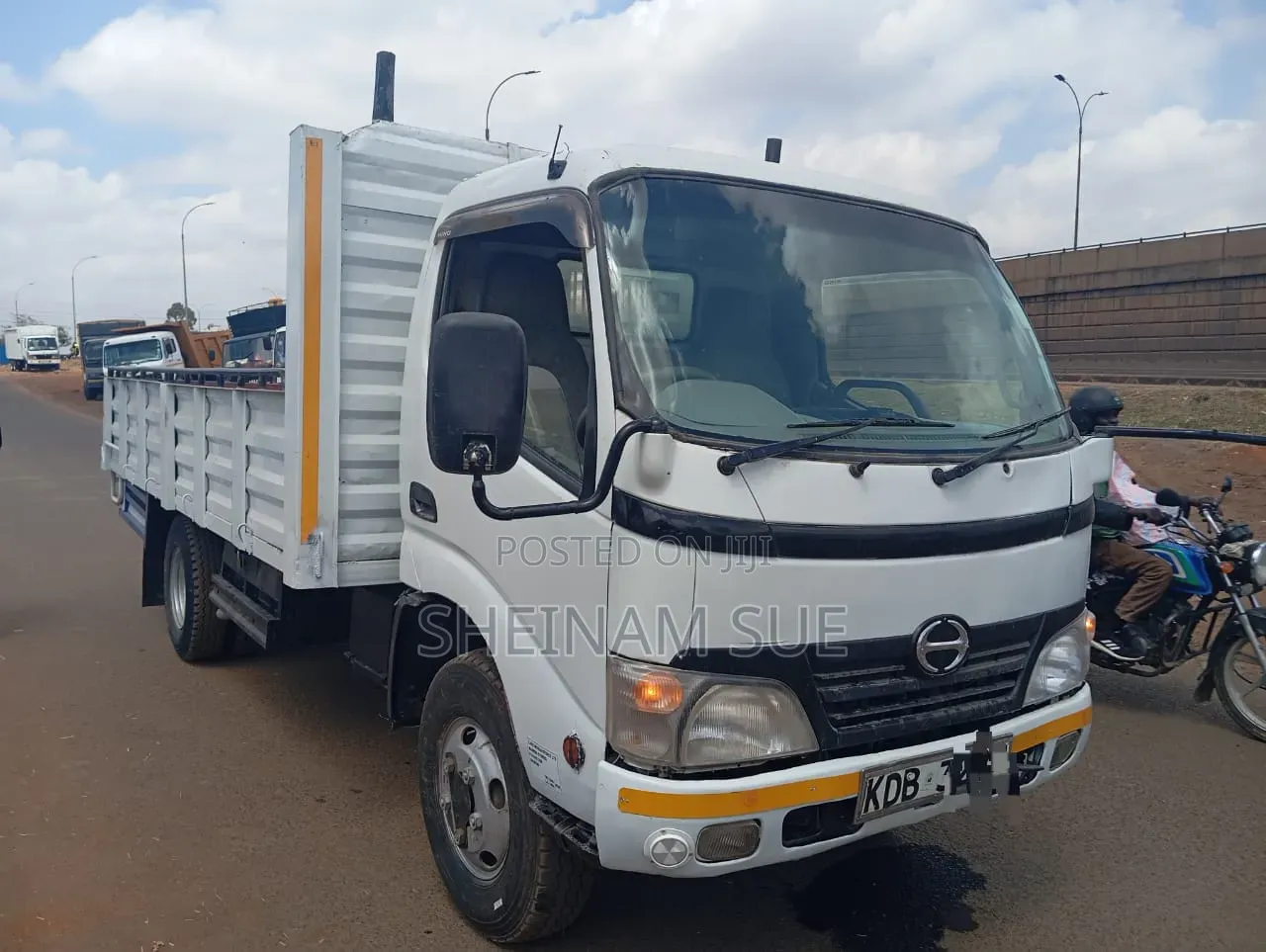 Hino Dutro 2009 White