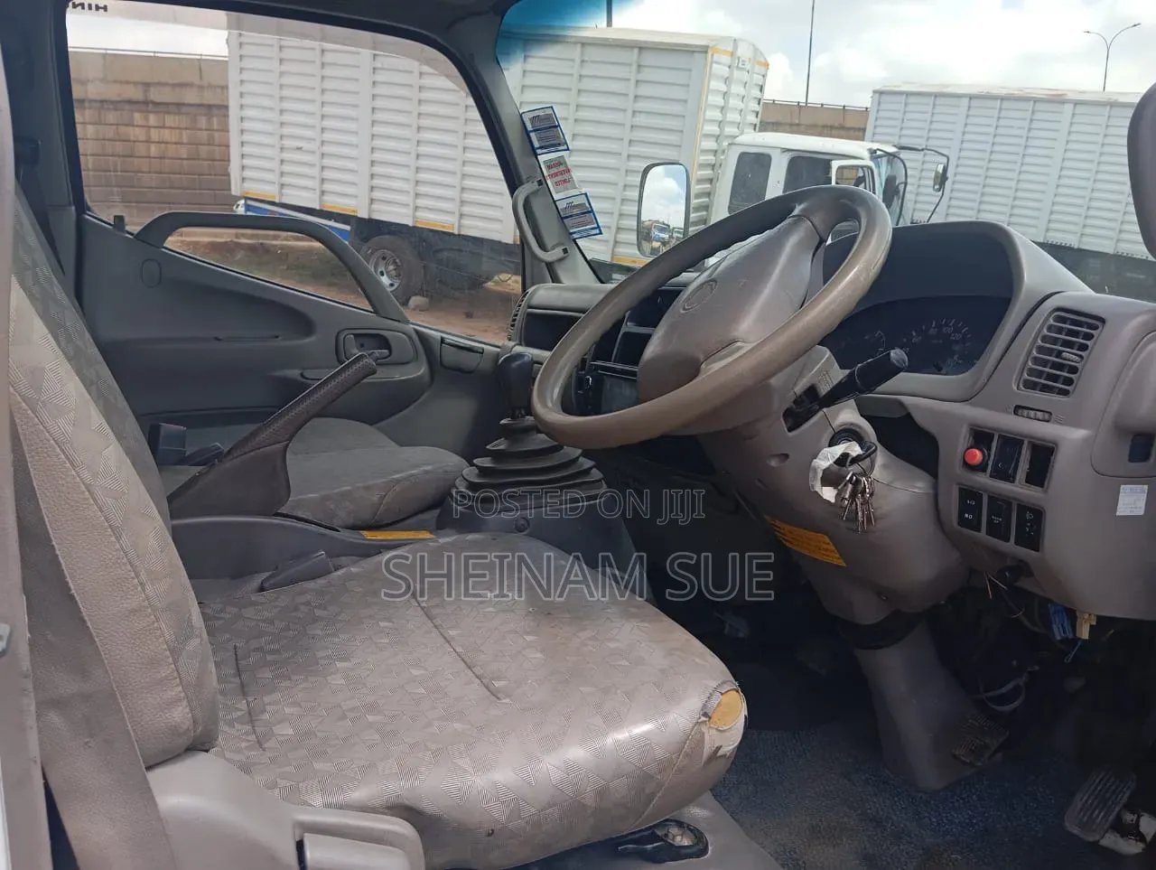 Hino Dutro 2009 White