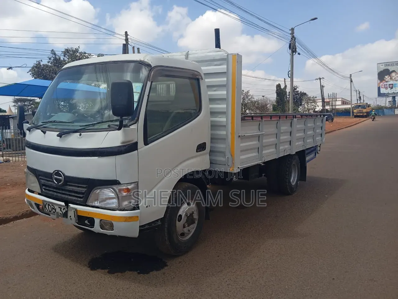 Hino Dutro 2009 White