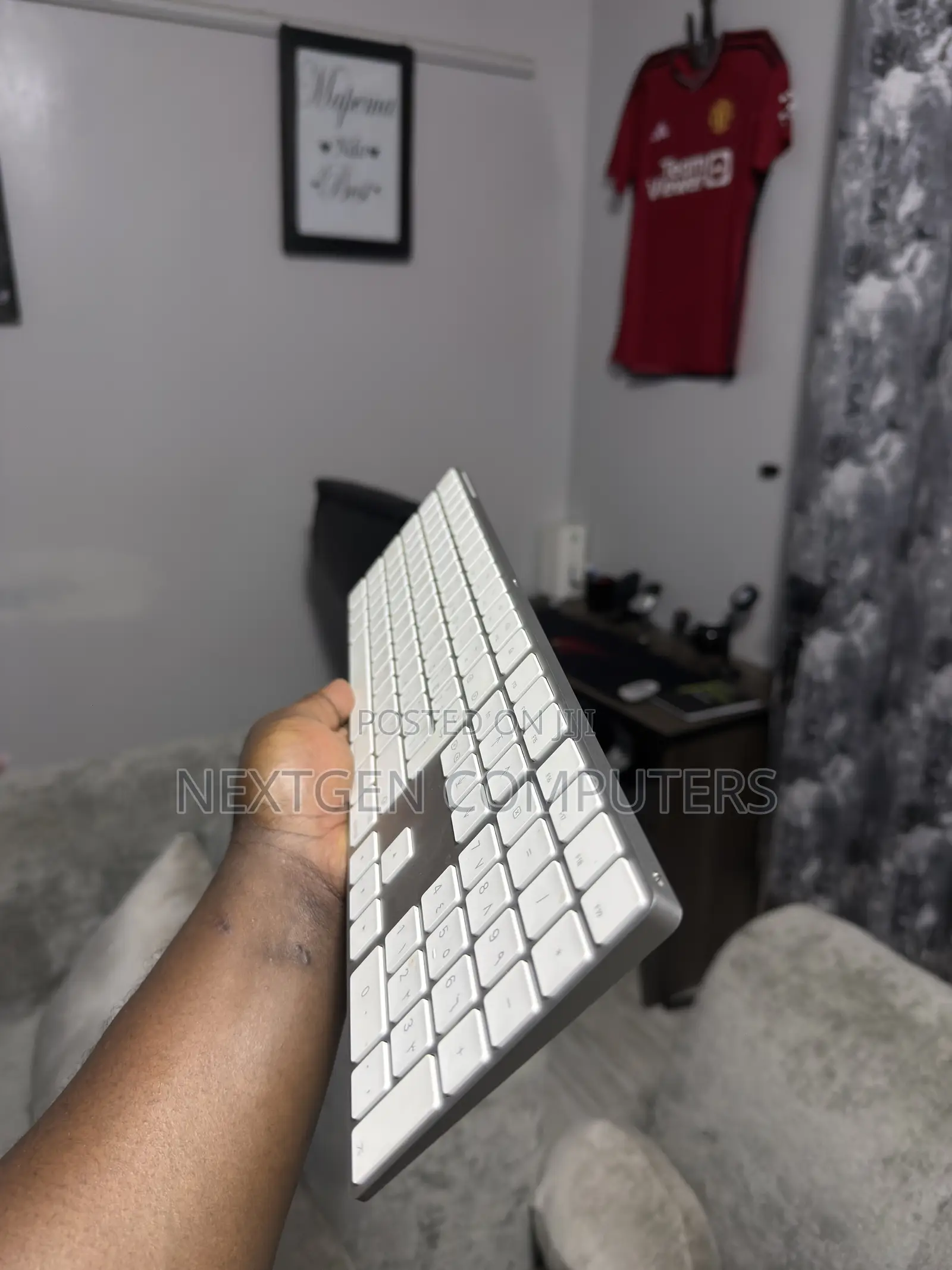 Apple Wireless Magic Keyboard With Soft Numeric Keypard