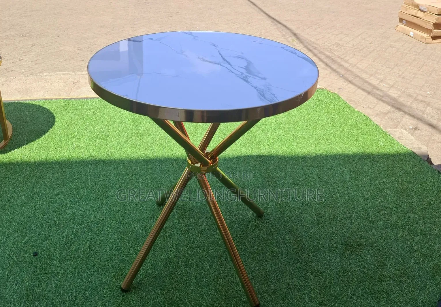 Round White Faux-Marble Top or Coffee Table With Gold Cross-Legs J6y