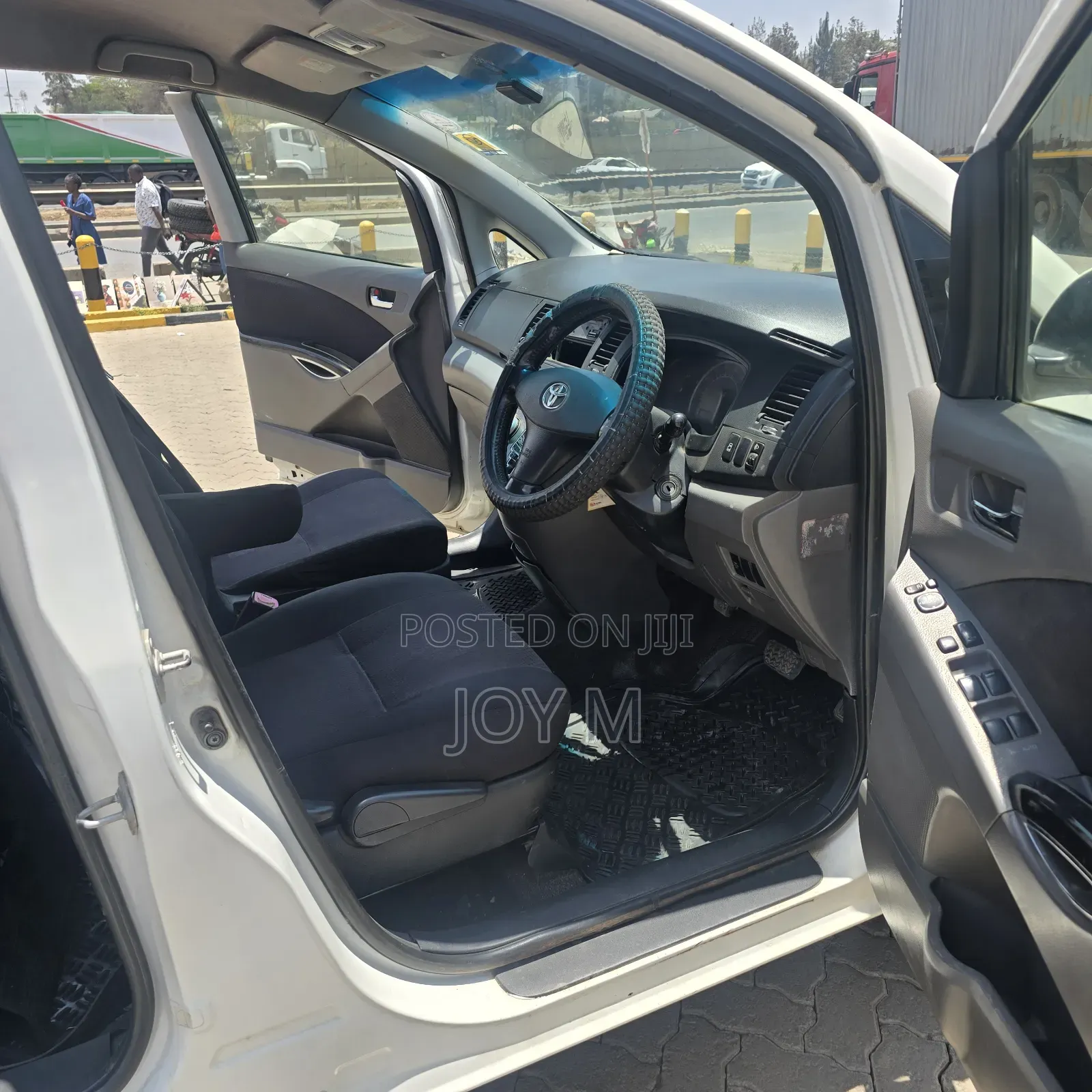 Toyota ISIS 2008 White