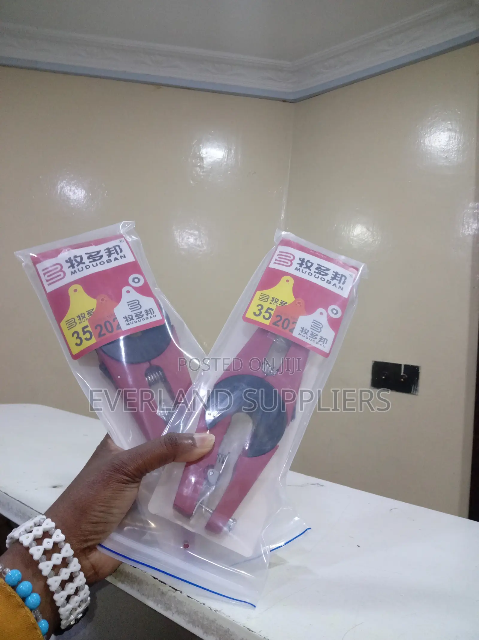 Easy-Control Applicator for Ear Tags