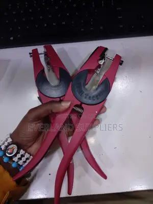 Heavy-Use Tag Applicator