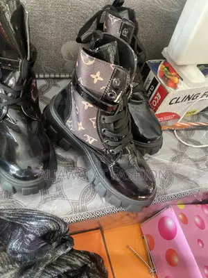 Ladies Boots Lace Up