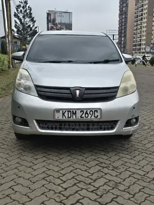 Toyota ISIS 1.8 Platana V-selection 2WD 2016 Silver