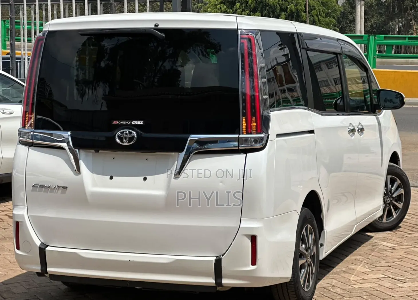 Toyota Esquire 2.0 FWD (8 seater) 2019 White