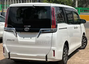Toyota Esquire 2.0 FWD (8 seater) 2019 White