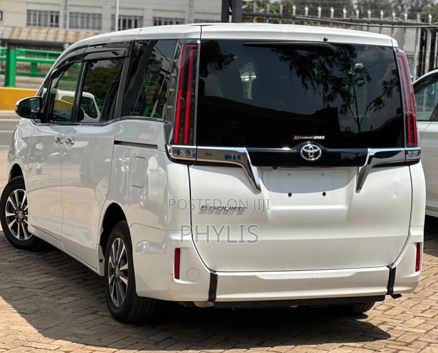 Toyota Esquire 2.0 FWD (8 seater) 2019 White
