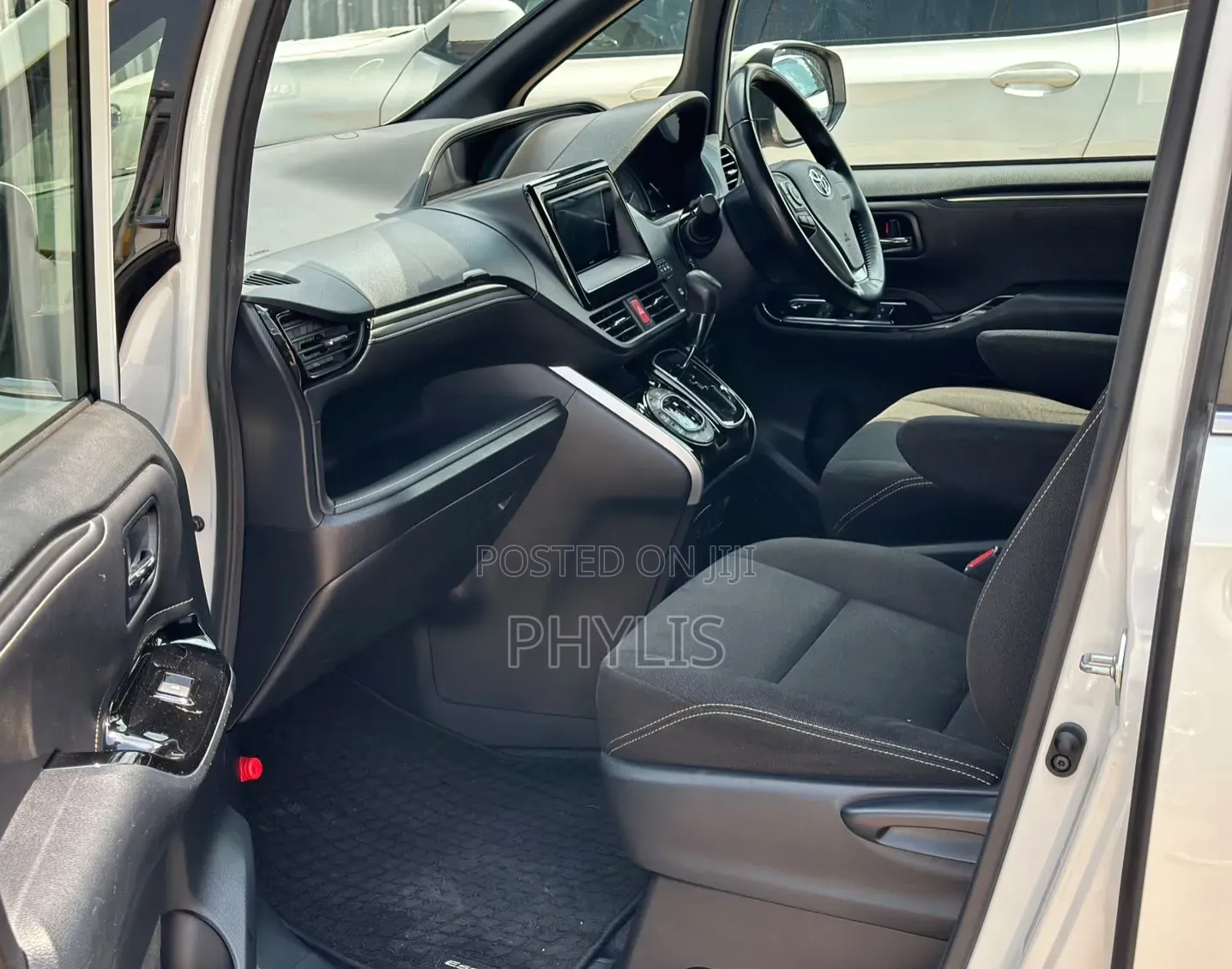 Toyota Esquire 2.0 FWD (8 seater) 2019 White