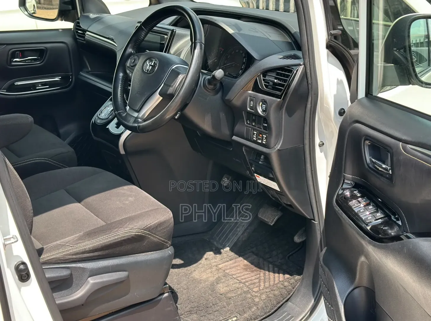 Toyota Esquire 2.0 FWD (8 seater) 2019 White