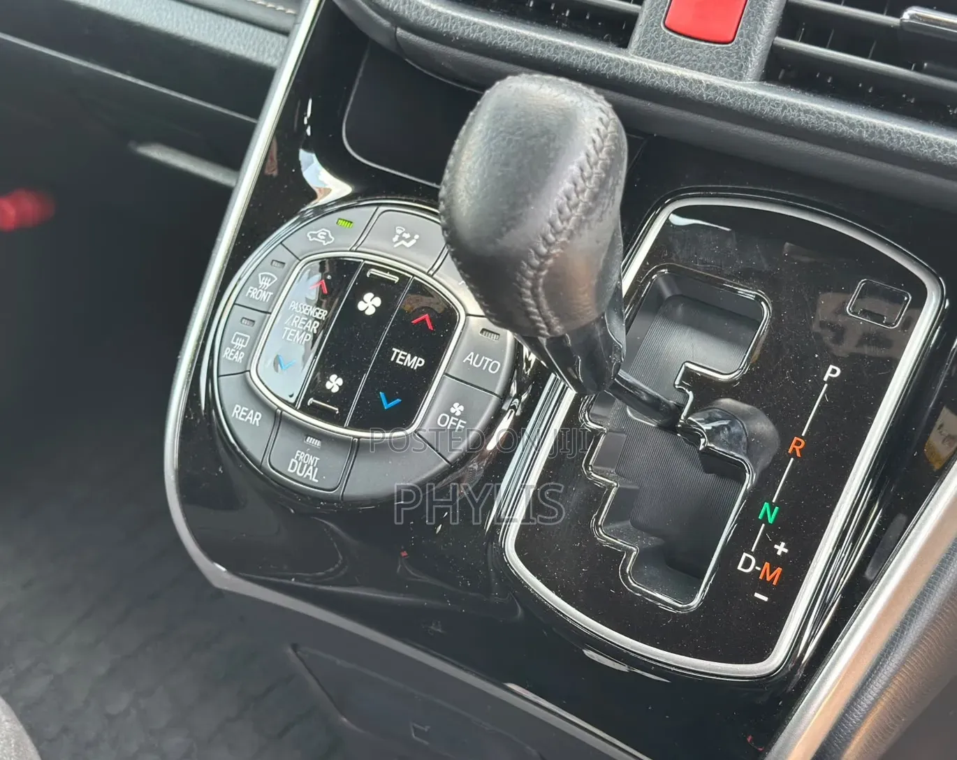 Toyota Esquire 2.0 FWD (8 seater) 2019 White