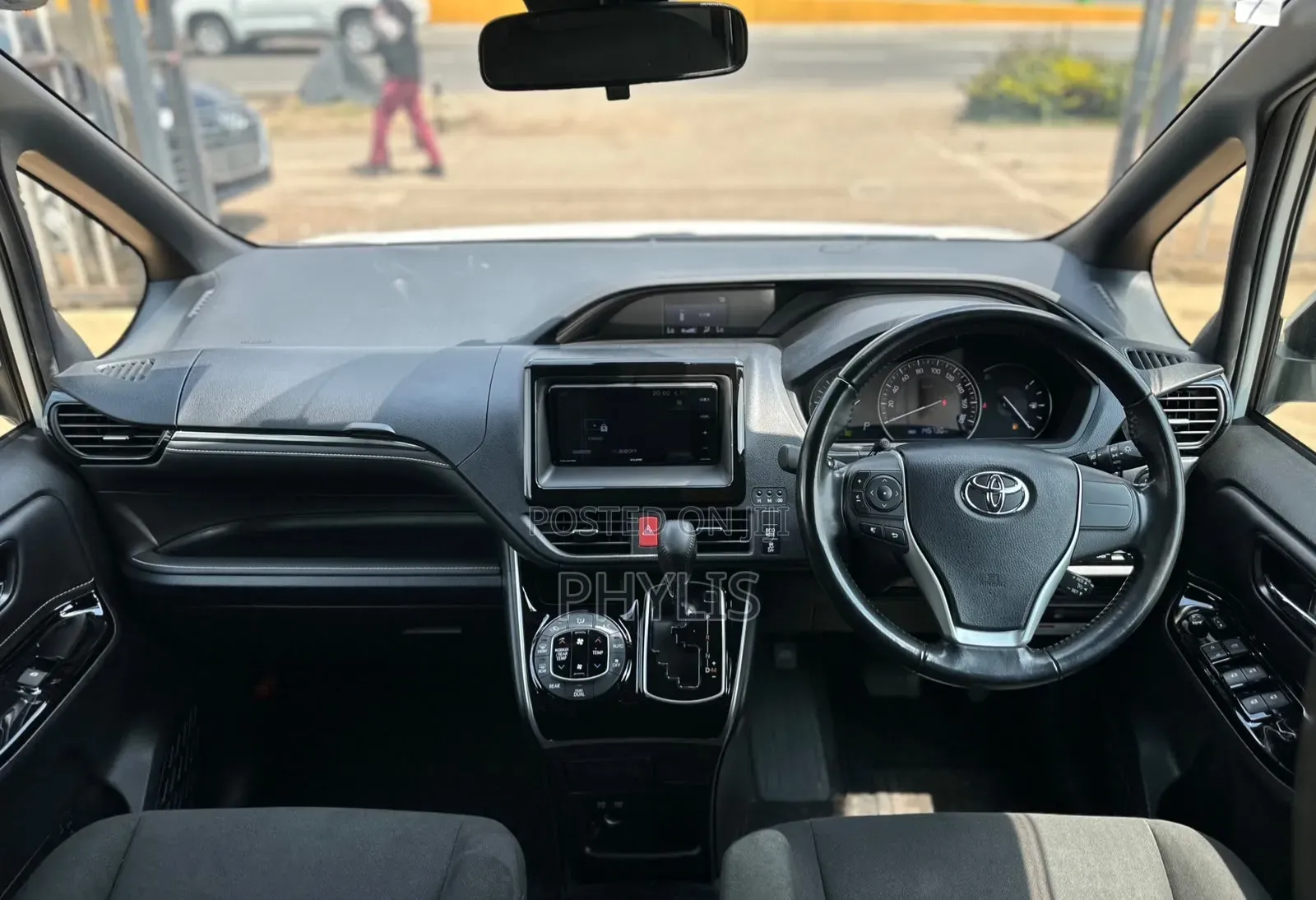 Toyota Esquire 2.0 FWD (8 seater) 2019 White