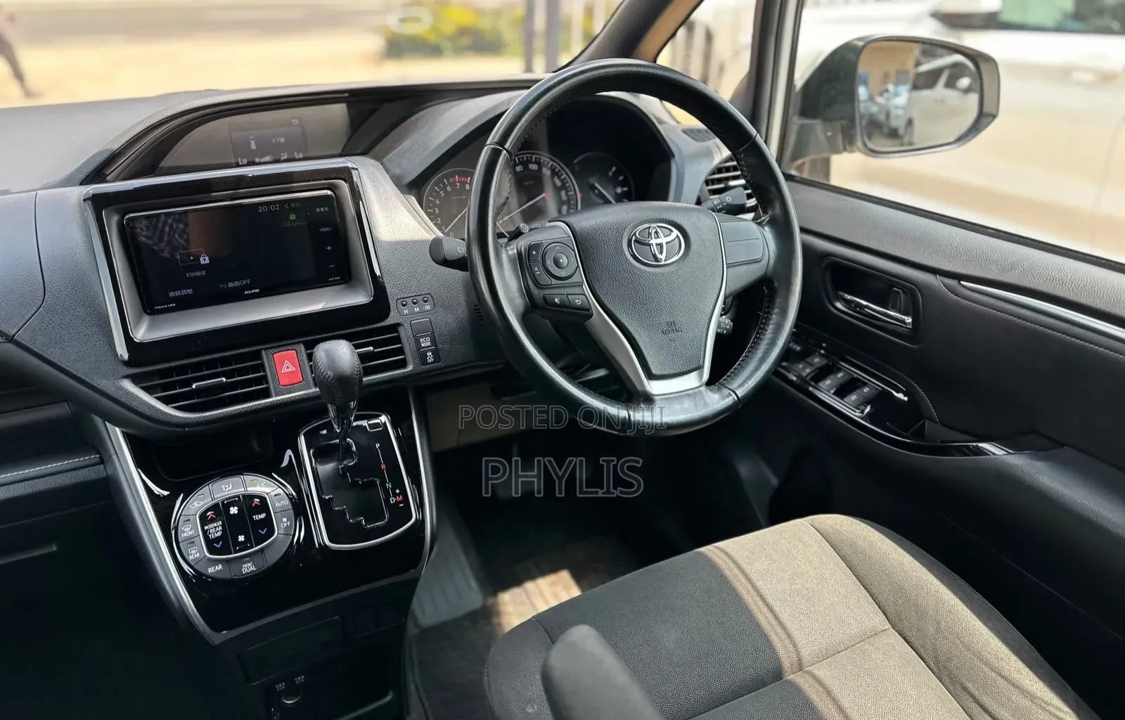 Toyota Esquire 2.0 FWD (8 seater) 2019 White
