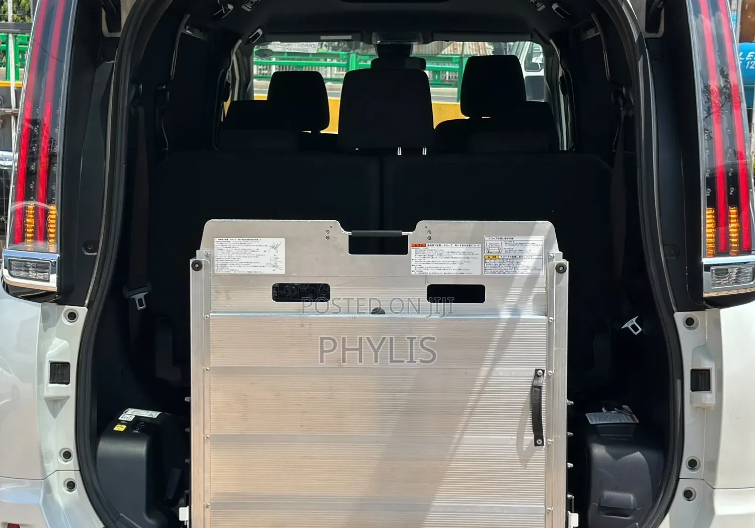 Toyota Esquire 2.0 FWD (8 seater) 2019 White