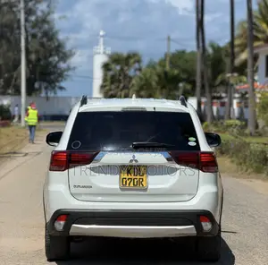 Mitsubishi Outlander 2017 White