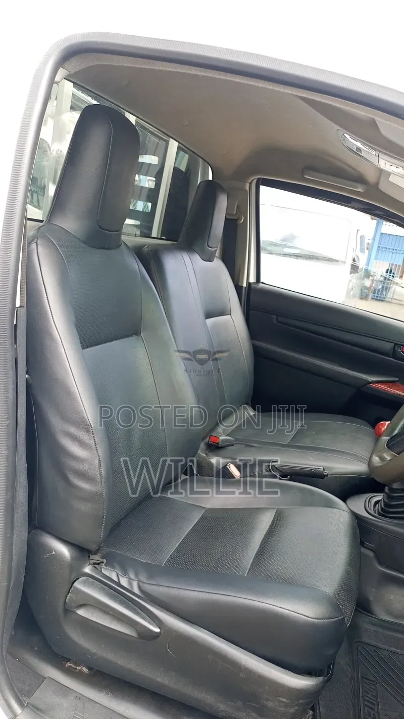 Toyota Hilux 2016 Black