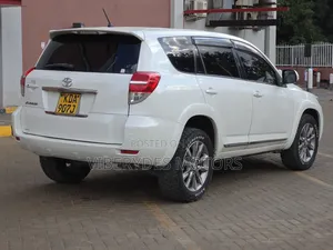 Toyota Vanguard 2013 White