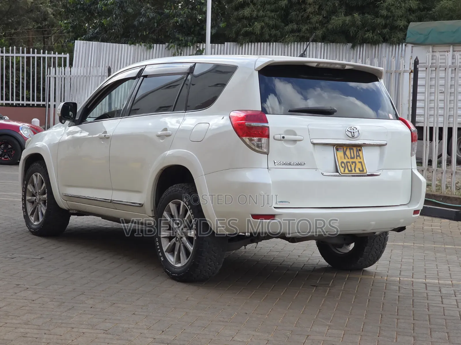 Toyota Vanguard 2013 White