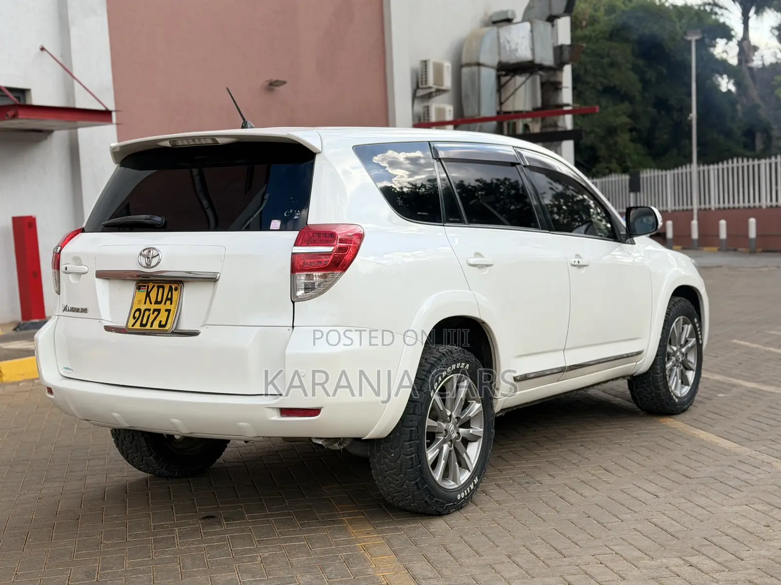Toyota Vanguard 2013 White