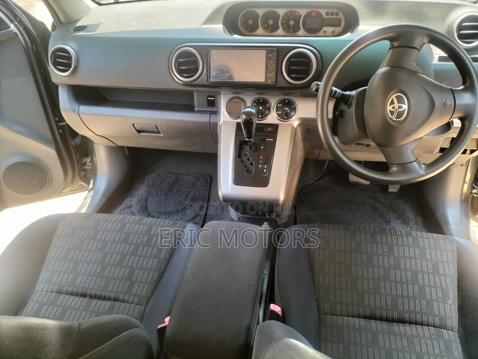 Toyota Corolla Rumion Hatchback 1.5 FWD 2011 Black