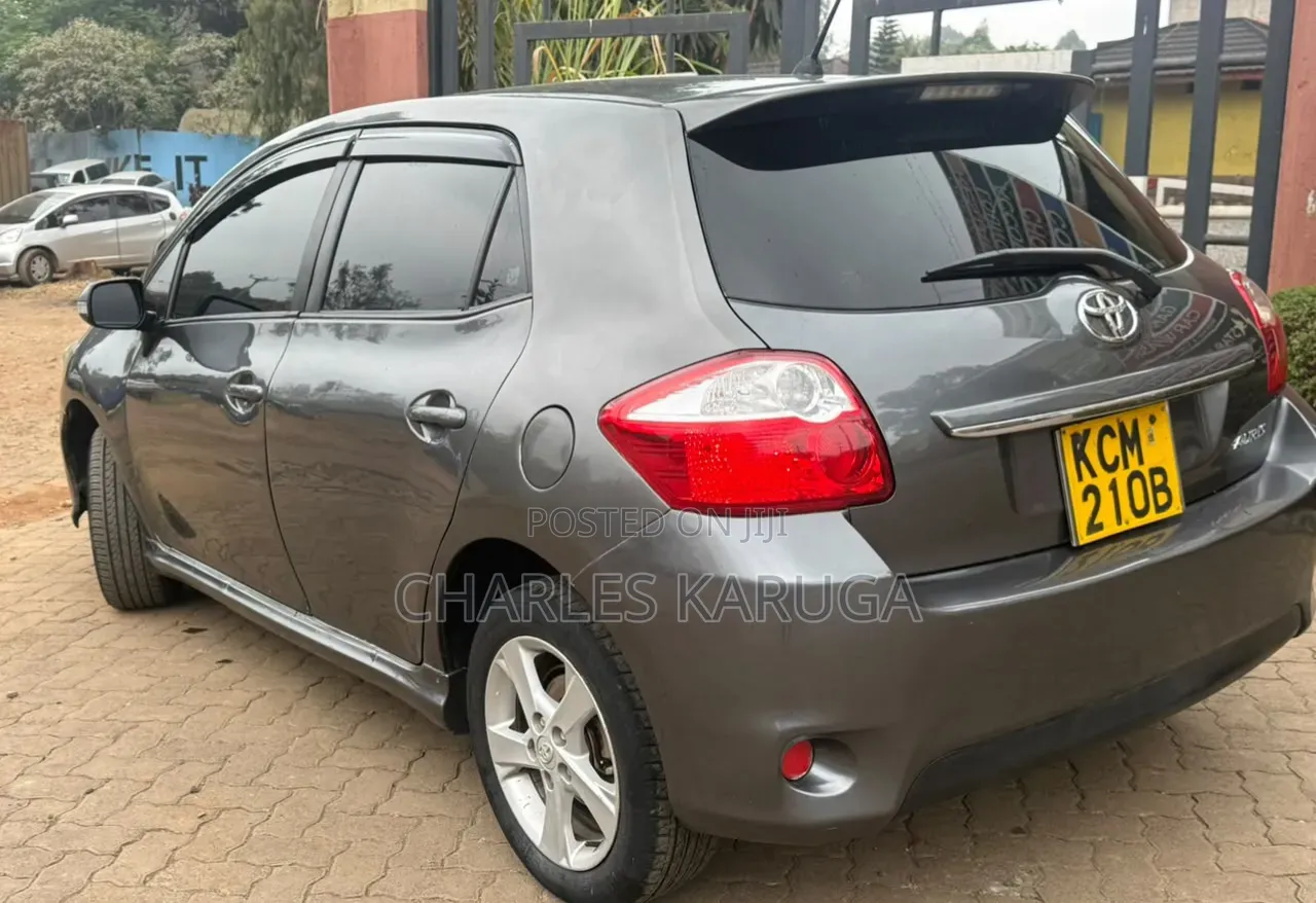 Toyota Auris 2010 Silver