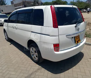 Toyota ISIS 1.8 L 2WD 2012 White