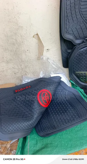 Toyota Rubber Floor Flexible ,Durable Mats With Red Circular Logo