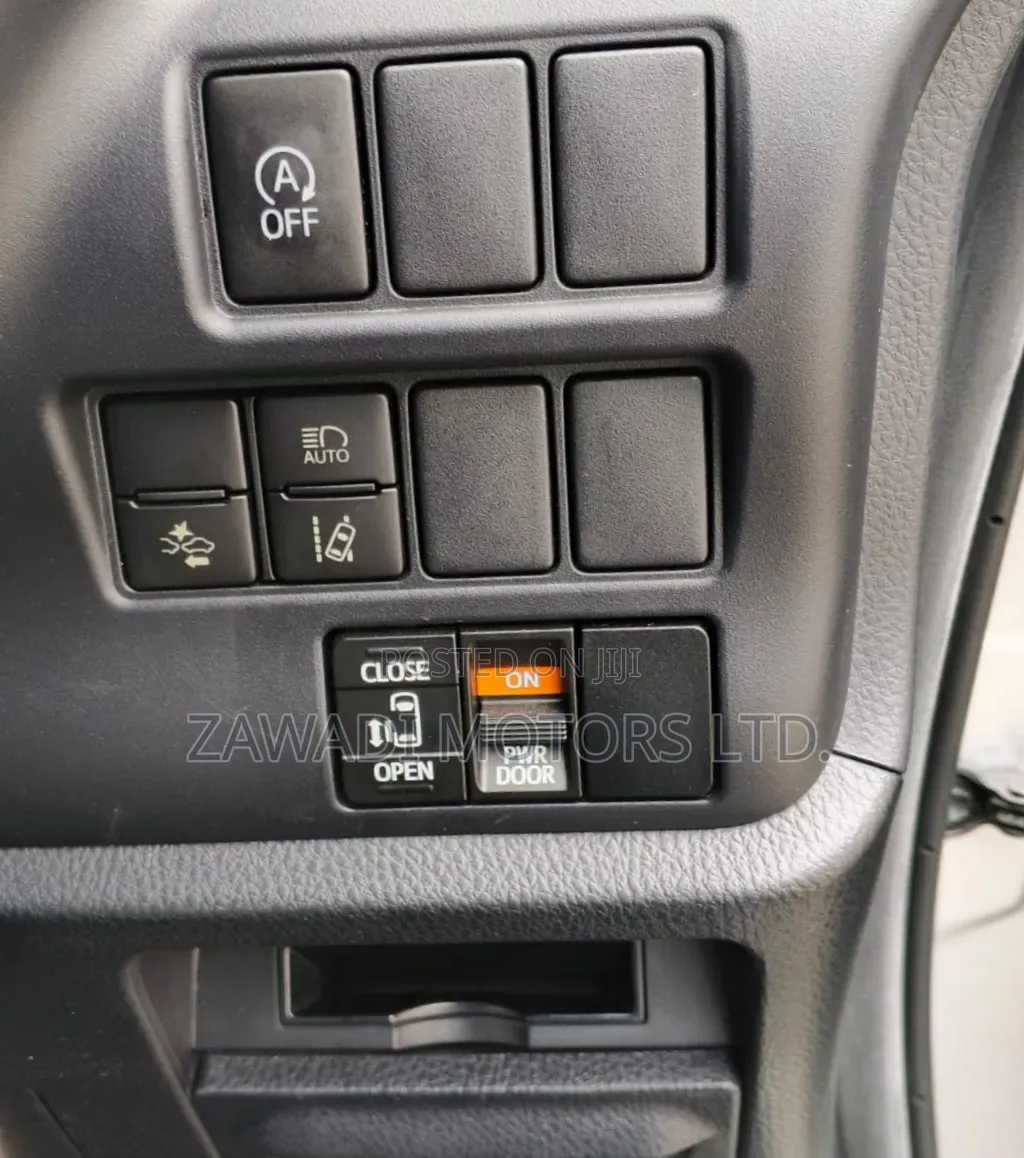 Toyota Noah 2.0 AWD (8 Seater) 2019 Silver