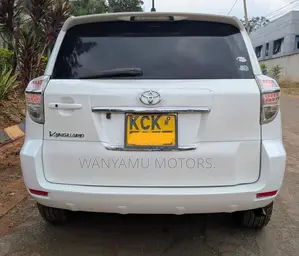 Toyota Vanguard 2010 White