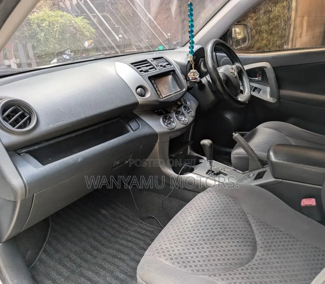 Toyota Vanguard 2010 White