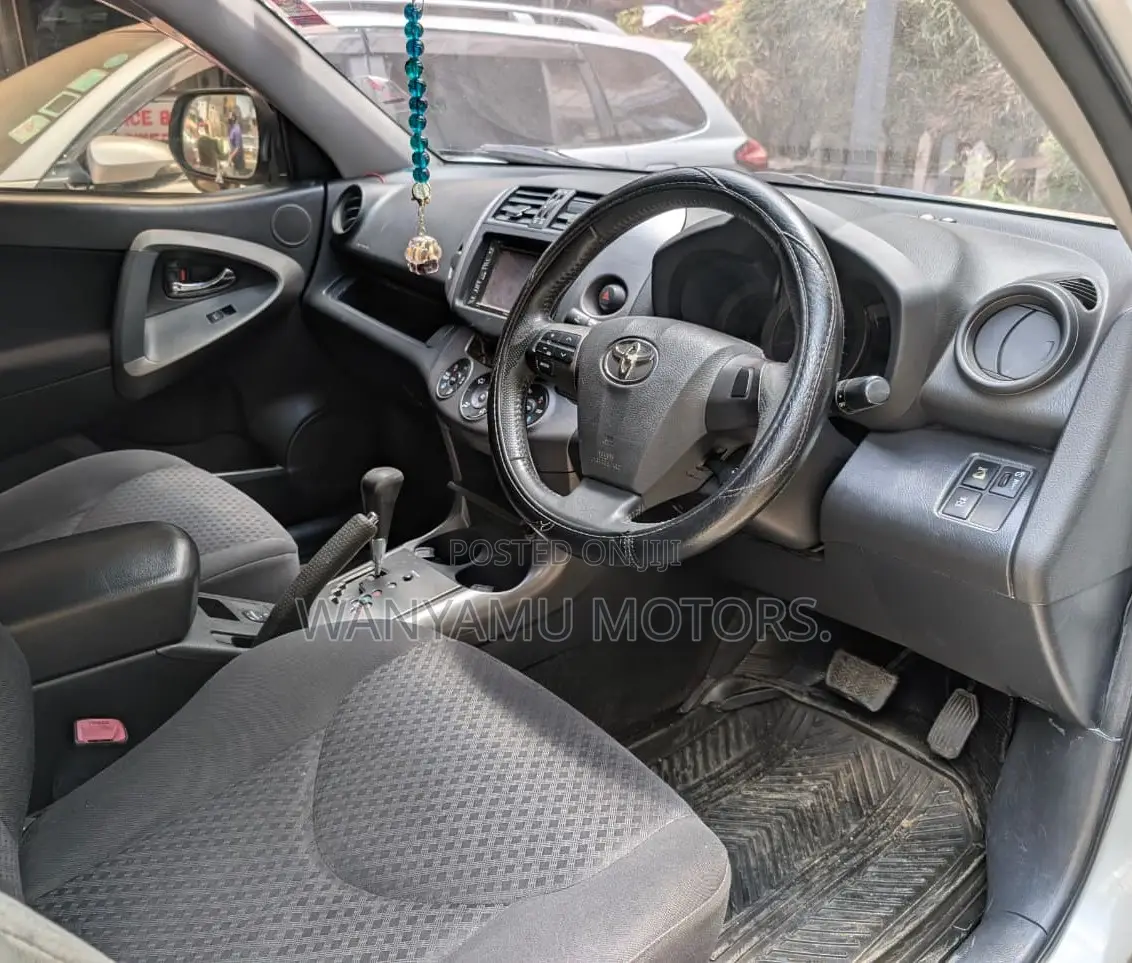 Toyota Vanguard 2010 White