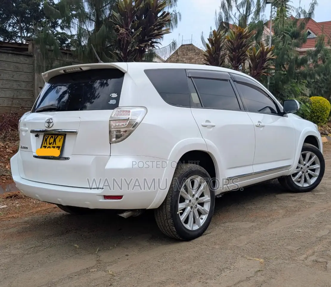 Toyota Vanguard 2010 White