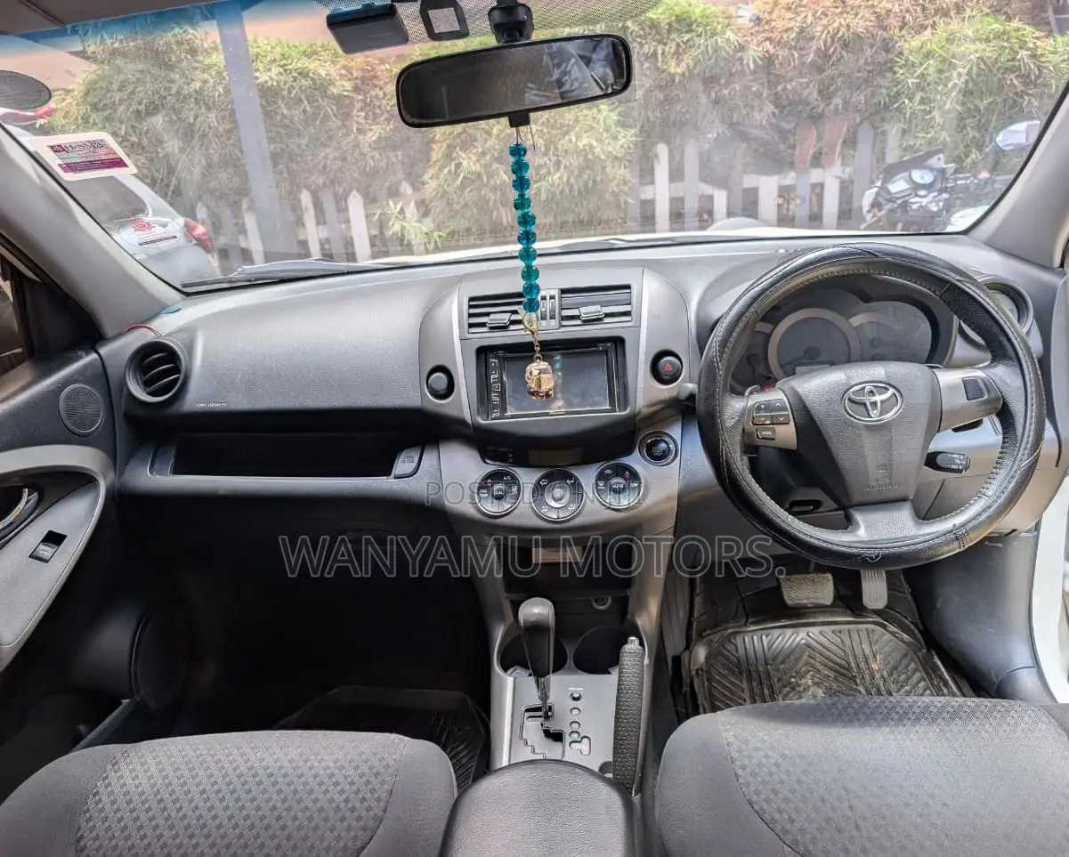 Toyota Vanguard 2010 White
