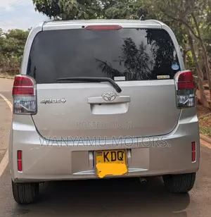 Toyota Spade 2018 Silver