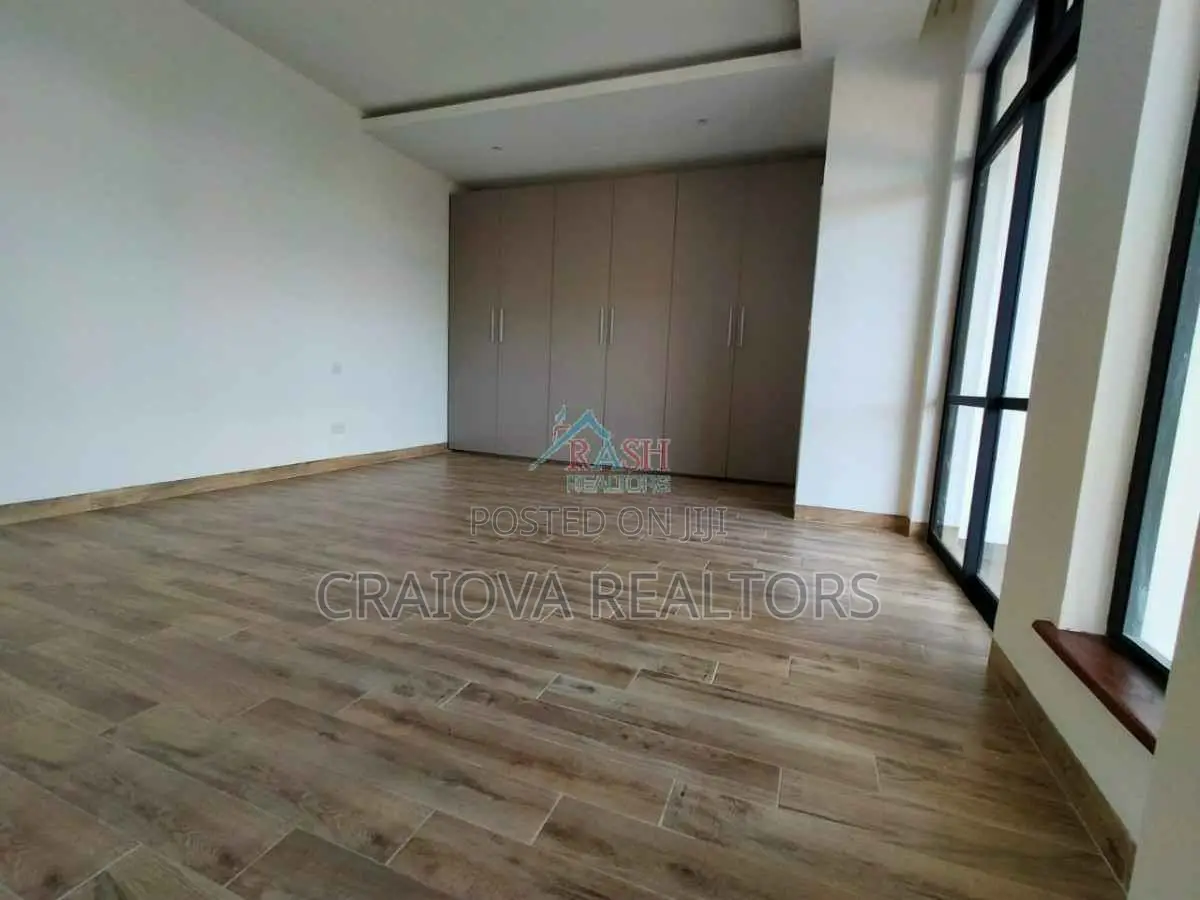 4bdrm Duplex in Riverside Drive for sale