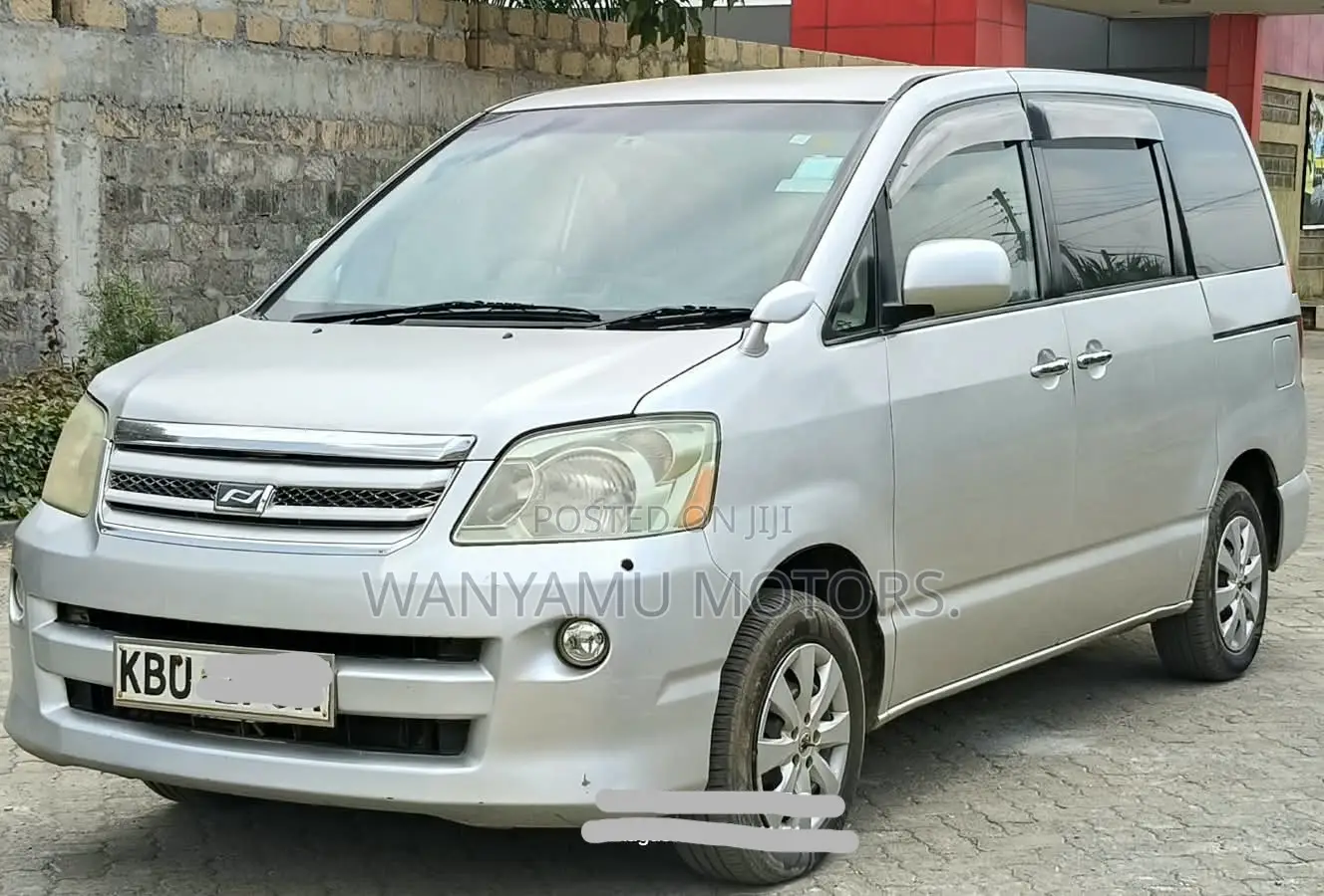 Toyota Noah 2005 Silver