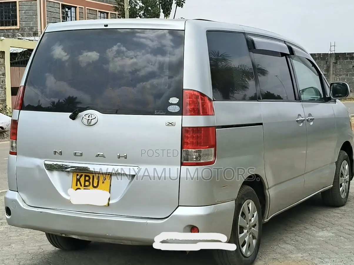 Toyota Noah 2005 Silver
