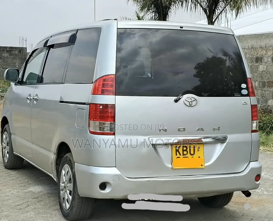 Toyota Noah 2005 Silver